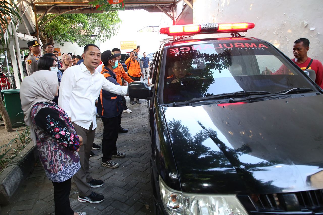 FASILITASI: Eri Cahyadi fasilitasi pemulangan jenazah balita yang meninggal terseret banjir. | Foto: Barometerjatim.com/HPS