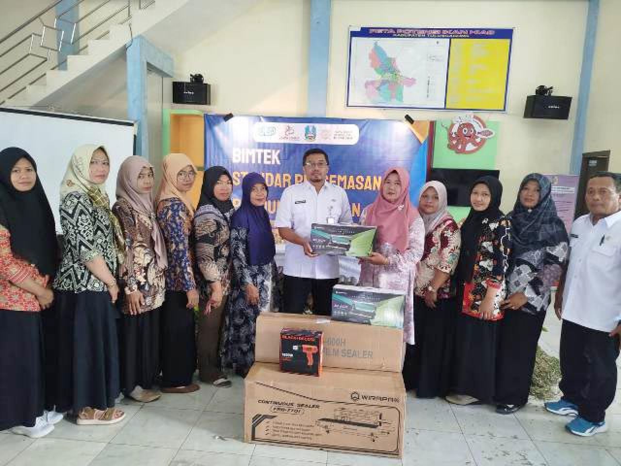 BANTUAN: DKP Jatim serahkan bantuan peralatan pengolahan kepada tiga Poklahsar di Tulungagung. | Foto: DKP Jatim