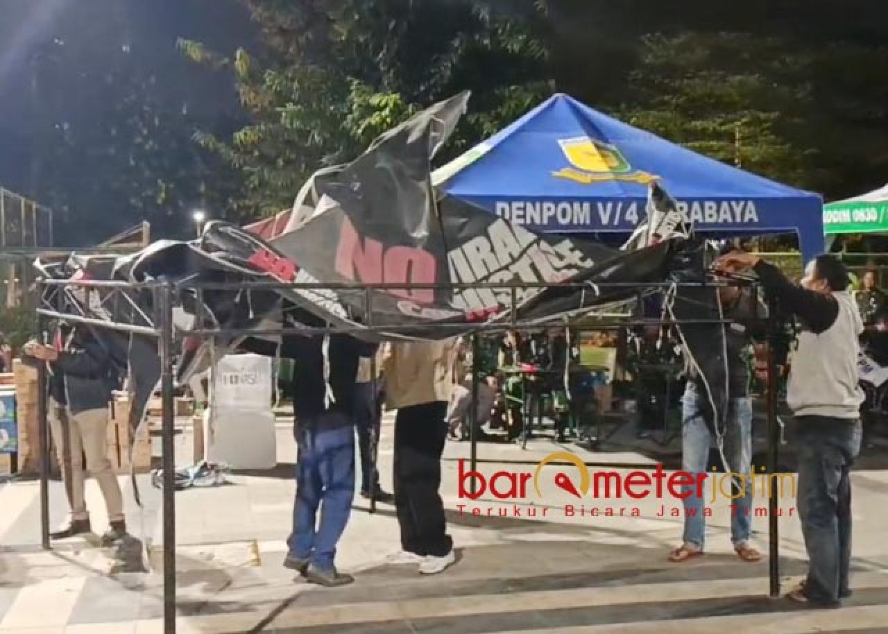 DIBONGKAR: Demo 3 September ditunda, posko Rakyat Jatim Menggugat dibongkar. | Foto: Barometerjatim.com/BKT